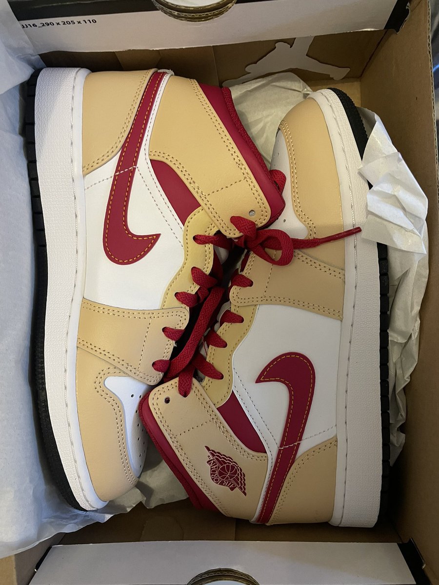 frenchustler's tweet photo. 12/02/2022 Ventes du jour 🚀

- Mid Light Curry T38.5 + T39 (120€ x2)
- Dunk Low Black/White T40.5 (170€)
- Dunk High University Red T42 (130€)
- Mid Grey Anthracite T43 (170€)

Bénéfice : + 200€ sur 5 paires 💰 https://t.co/eQVGC2AhMz
