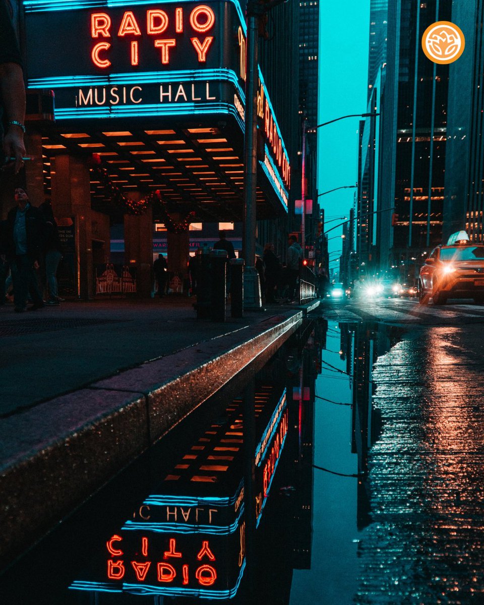 I can't even try to explain my #love for New York City. The #lights are so bright and these #views will never go out of style 🏙 #NewYork #NewYorkCity #loveislove #loveisintheair #NYC #USA #travel #travelgram #photography #pictureoftheday #instagood #photooftheday #vacation