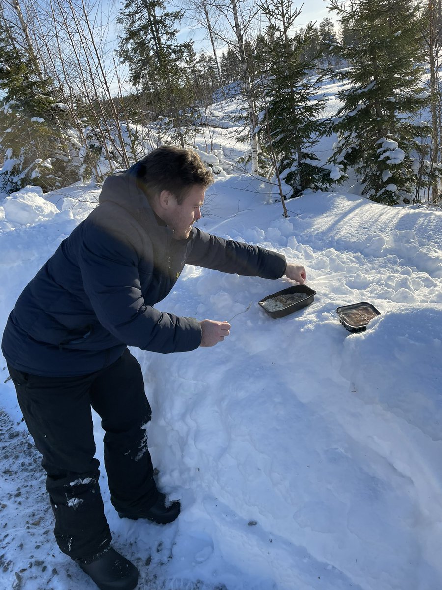 F_Gustavsson's tweet image. The perfect table for lunch, a snowbank!🧆😂❄️☀️🇸🇪 #RallySweden #testdays #luncbreak #WRC