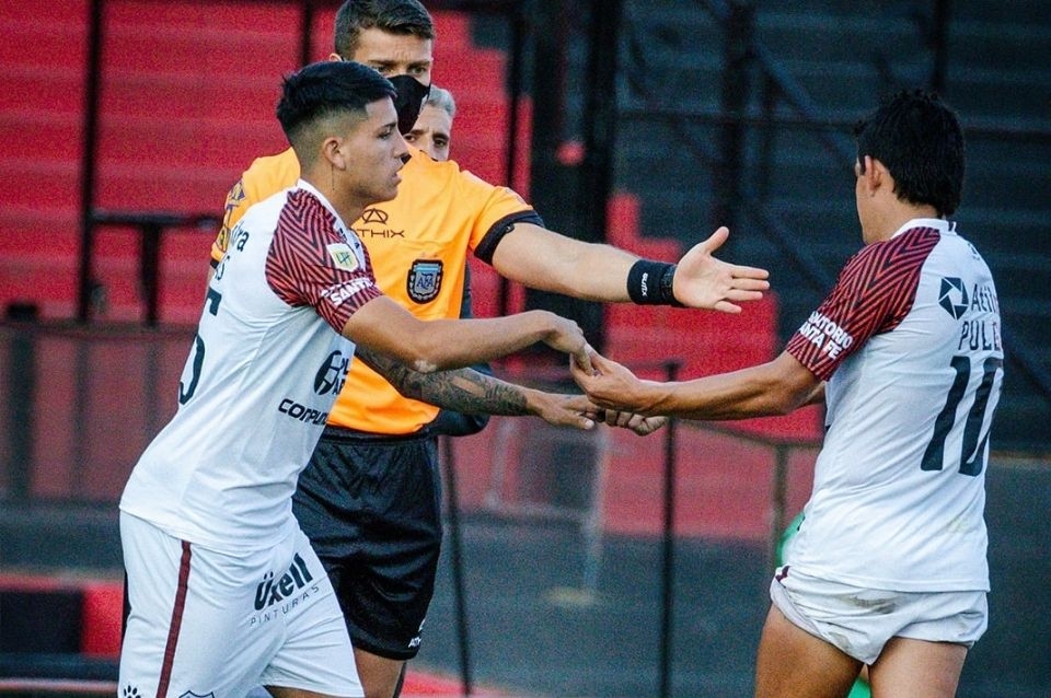 EstebannSanchez's tweet photo. Mi análisis de Colon. Se fue Dominguez, llega Falcioni.
4-4-2,con Farías y Pulga arriba. Flojos amistosos, con problemas para marcar goles. 
Tiene un buen plantel. Cuidarse de Farías con espacios, el talento de Pulga y la capacidad para llegar de Aliendro.
https://t.co/ZRvrl8wcU8 https://t.co/qseZbx5YSl