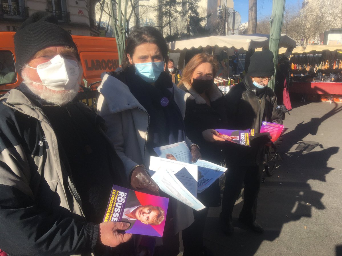 Helenebidard's tweet photo. Que ça fait du bien : un super acceuil pour la campagne de @Fabien_Roussel au marché Alexandre Dumas à @Paris 11ème.
❄️🌞Au soleil avec les camarades du @PCF pour distribuer le programme
https://t.co/WgTddFAew4 
Les #joursheureux c’est contagieux. 
Avec la section @PCFParis11🚩 https://t.co/9xUewfQYfY