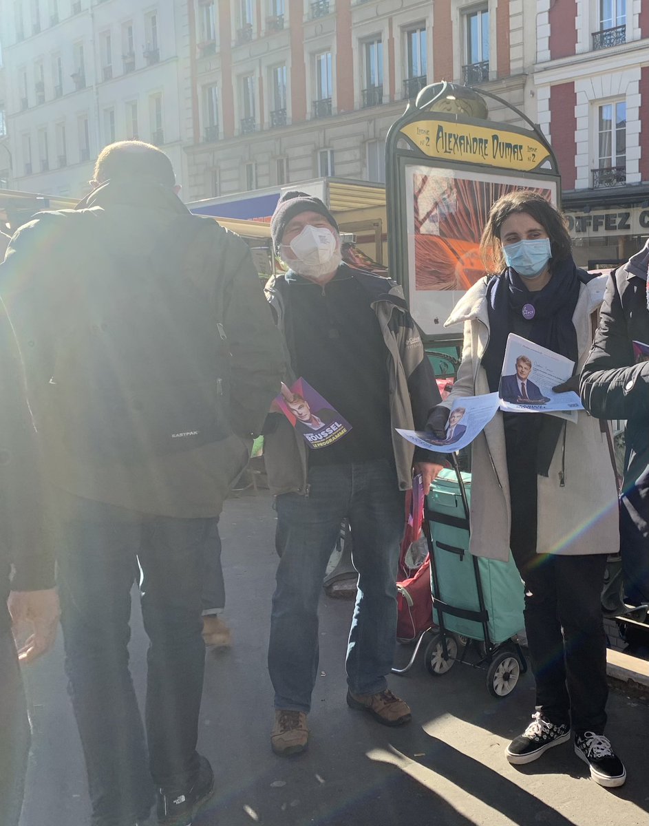 Helenebidard's tweet photo. Que ça fait du bien : un super acceuil pour la campagne de @Fabien_Roussel au marché Alexandre Dumas à @Paris 11ème.
❄️🌞Au soleil avec les camarades du @PCF pour distribuer le programme
https://t.co/WgTddFAew4 
Les #joursheureux c’est contagieux. 
Avec la section @PCFParis11🚩 https://t.co/9xUewfQYfY
