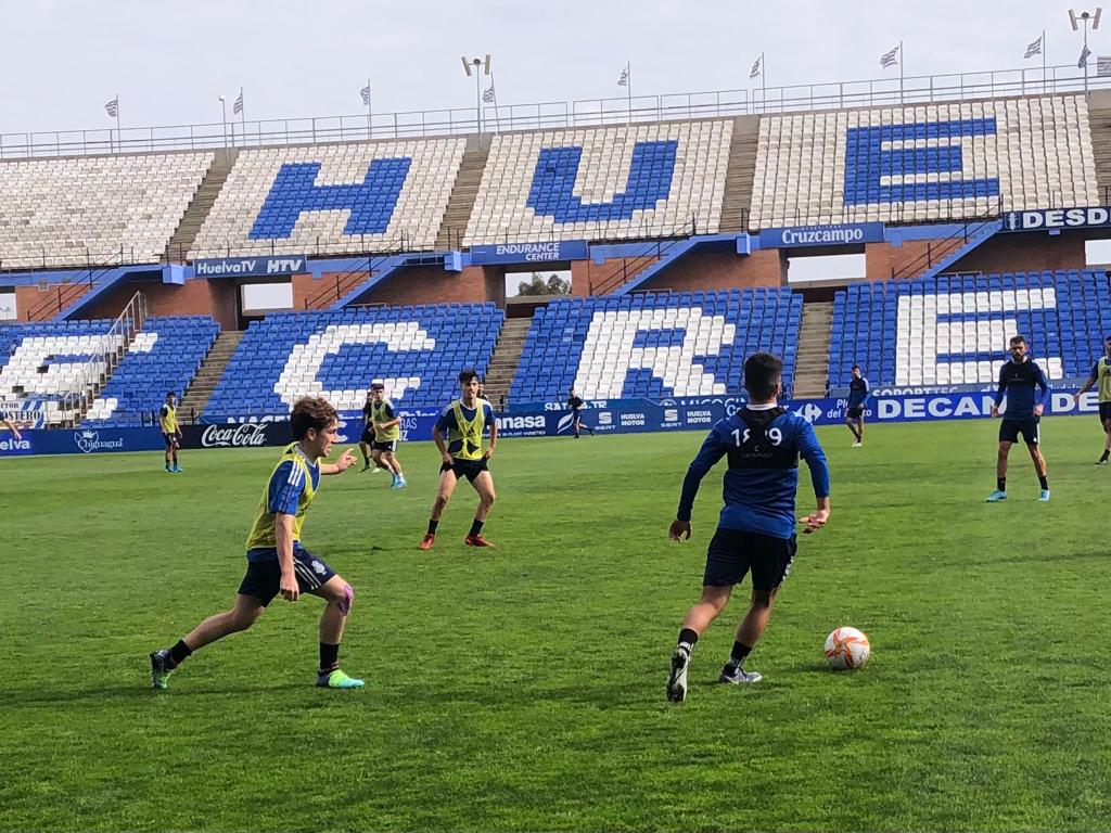 recreoficial's tweet photo. ⚽ La plantilla ha disputado hoy un partidillo de entrenamiento en el Nuevo Colombino.

#EstamosAquiYVamosALuchar
#TodosAUna https://t.co/obmZeG3az9