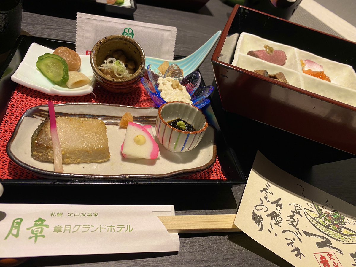 tx79092978's tweet photo. 『定山渓 グランドホテル章月』

朝食の3段重がお洒落だったので📸
2月の"四季の朝鍋"は豆乳でした‼️

折角個室だったのに、サラダやお味噌汁などはプチバイキング…
そこだけ混んでいて、補充待ちなどもありとても残念でした💦

#朝食 
#和食膳
#北海道温泉宿 https://t.co/v9xBsELxQV