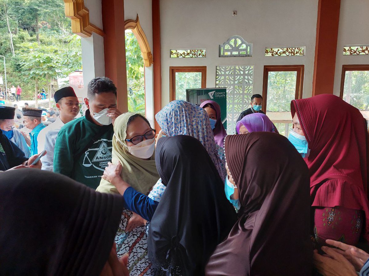 GUSDURians's tweet photo. Hari ini Koordinator Jaringan GUSDURian Mbak @AlissaWahid menyambangi warga Wadas, Kecamatan Bener, Kabupaten Purworejo, Jawa Tengah. https://t.co/zRMzrocUPm