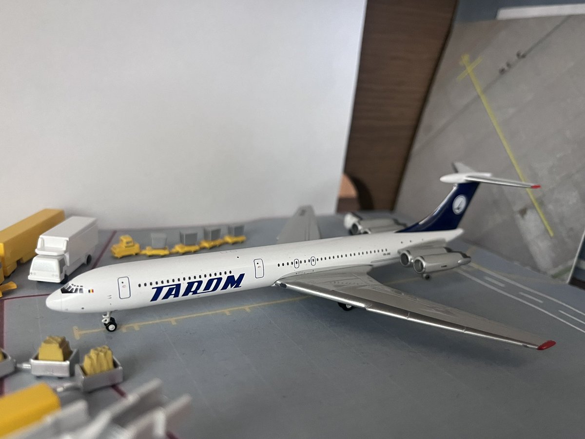 Boeing727_281's tweet photo. #Tarom 🇷🇴
#Ilyushin #Il62M
🇷🇴YR-IRE
1/400 GeminiJets
タロムのIl-62
シンプルな塗装がまたいい https://t.co/flw08ACaPT
