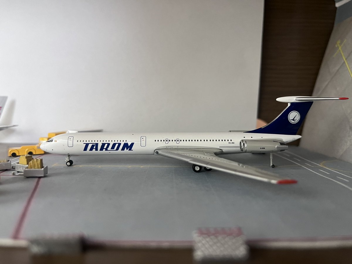 Boeing727_281's tweet photo. #Tarom 🇷🇴
#Ilyushin #Il62M
🇷🇴YR-IRE
1/400 GeminiJets
タロムのIl-62
シンプルな塗装がまたいい https://t.co/flw08ACaPT