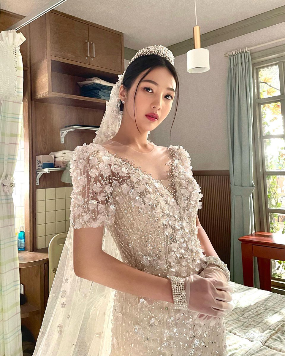 From the peeking sunbeams, rosy tint of my cheeks, to this piece of exquisite bride dress. Delicacy was on every twinkle of the diamonds and bliss were all around the room as she posed.