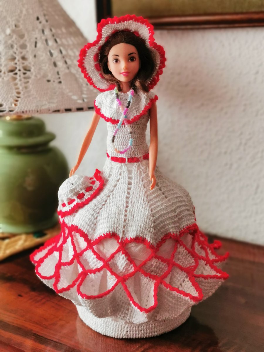 FranGarMart's tweet photo. ¿Os imagináis tener 93 años y hacer esto? Pues es lo que está haciendo mi abuela a esa edad y lo más cachondo es que me ha dicho que si le puedo ayudar a venderla para sacarse algo que se ha puesto muy cara la vida. ¿Le ayudáis con un RT? https://t.co/PYMAKr7c8r