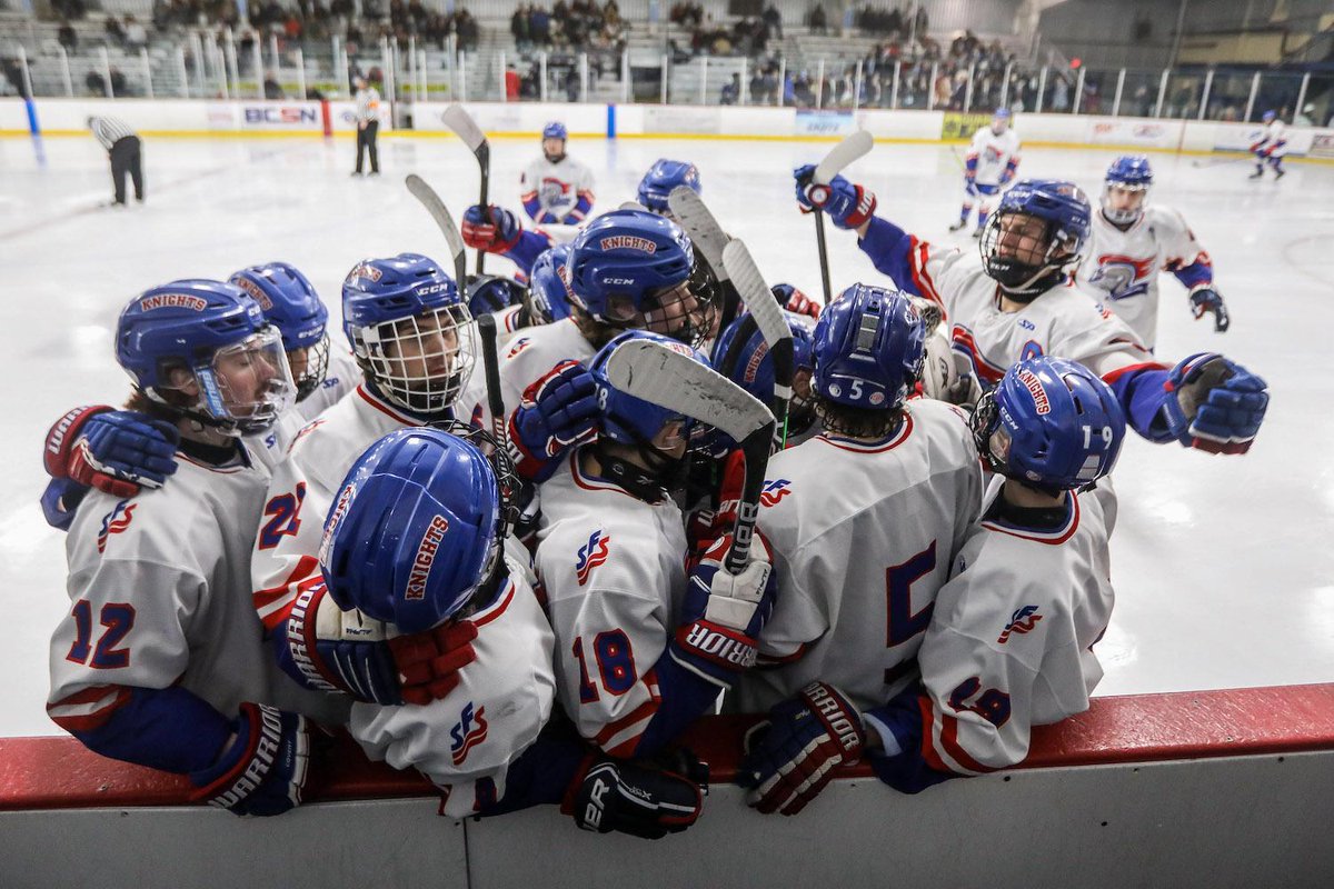 toledosports's tweet image. Love these shots from the @StIgnatius 🆚 @SFSKnights hockey game last night 😍
--
📸: @isaacmritchey bit.ly/3gKaPUN