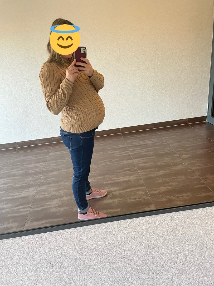OwrelieNurse's tweet photo. Babybump d'anniversaire 😂. #37Sa #VivementLaFin https://t.co/Mhi28VXt7v