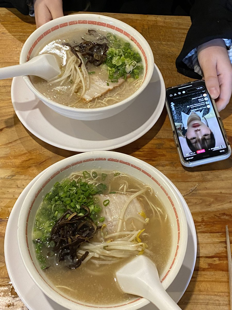 heejeworld's tweet photo. 노제여보 대신 갔다 왔어요 !!! 라멘 먹는데 급 라방 알림 떠서 봐따요!! 내일은 언제 하려나🤔 생일 축하해💙 사진 더 많은데 4장이 최대 실화..?’ #노제의_27번째_파도 
#아기고양이_노제의_생일이왔다냥 
#happyNOZEday https://t.co/6ERH51NZS1