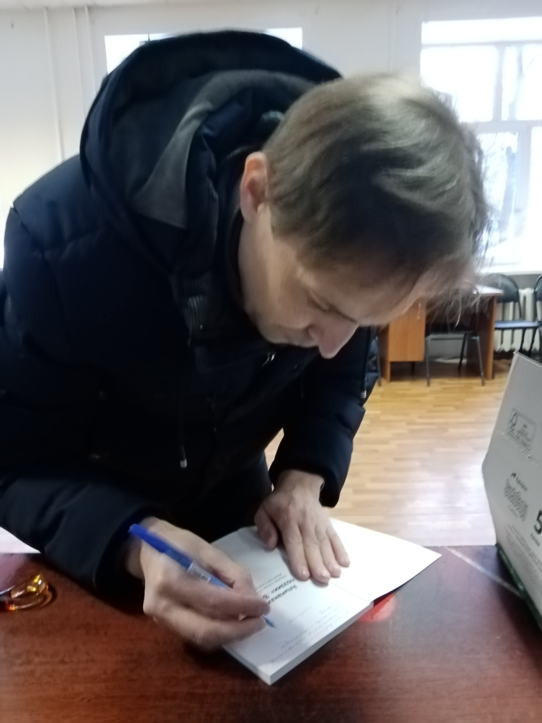 4CbsNo's tweet photo. #Денькнигодарения #Даритекнигислюбовью #книгалучшийподарок В рамках VI Общероссийской акции "Дарите книги с любовью-2022" получили в дар от председателя Ульяновского отделения  Российского союза писателей новый сборник стихов "Венец поэзии". https://t.co/BjOuTunfsR