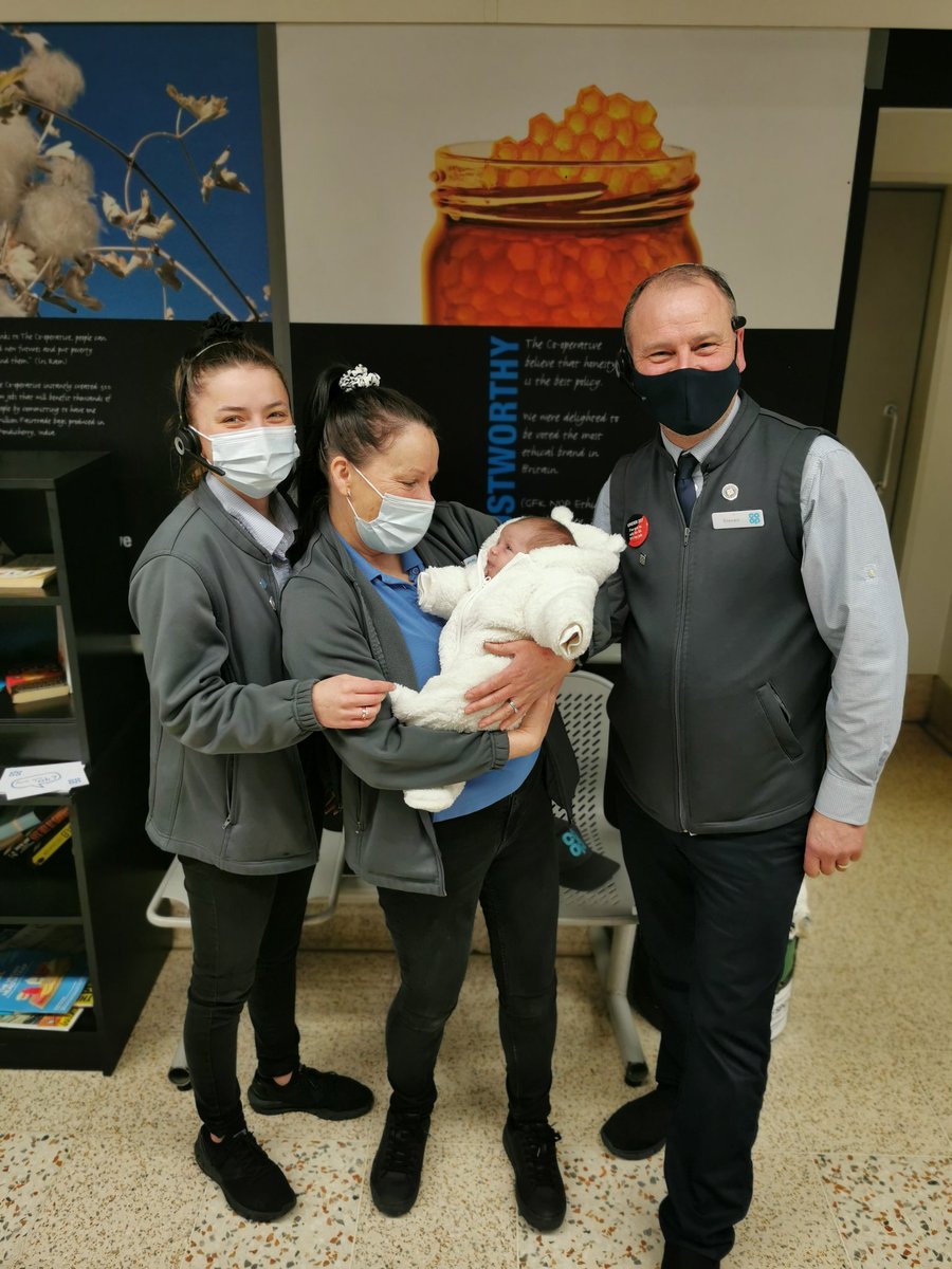 MacneillAlannah's tweet photo. Baby Isla's first visit to see our Macaulay Road gang!
#firstfamilypic
@Cooper282Cooper https://t.co/6pvf94PV1E