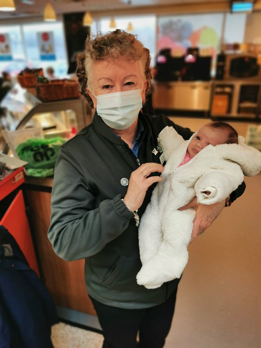 MacneillAlannah's tweet photo. Baby Isla's first visit to see our Macaulay Road gang!
#firstfamilypic
@Cooper282Cooper https://t.co/6pvf94PV1E