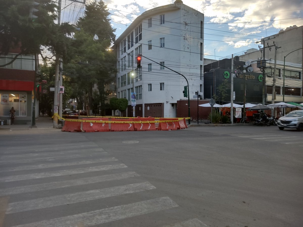 Ya van tres semanas y la calle de Texas sigue cerrada en <a href="/LaNapolesCdMx/">La Nápoles CdMx</a> por supuestos trabajos de cambio de diámetro en tuberías. Desde hace tres semanas, no se ve a ningún trabajador haciendo arreglos en esa calle. 
<a href="/Seg_NapolesDF/">Seguridad NapolesDF</a> 
<a href="/vecinosnapoles/">vecinosnapoles</a>