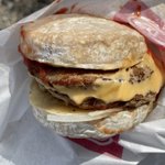 バンズは…？ドムドムハンバーガーの「丸ごと!カマンベールバーガー」
