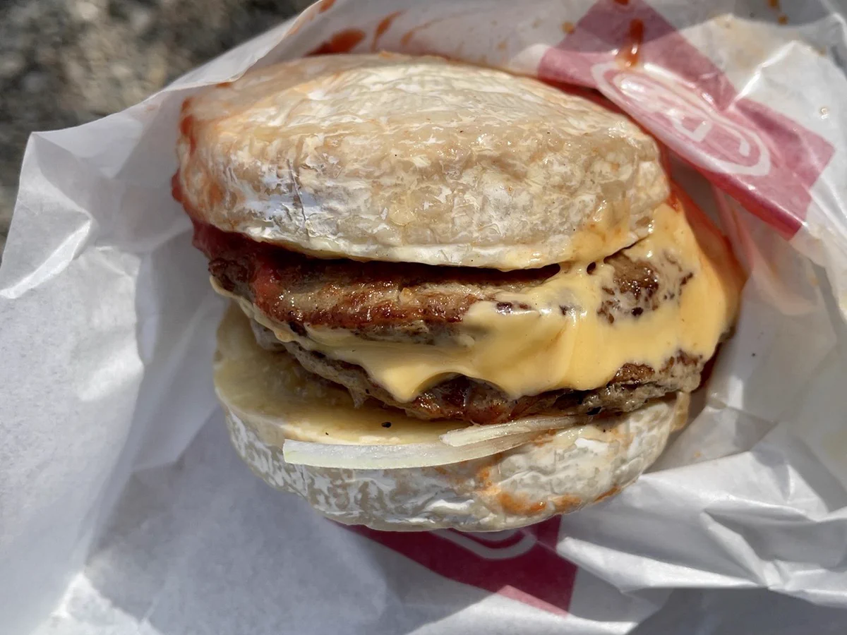バンズは…？ドムドムハンバーガーの「丸ごと!!カマンベールバーガー」