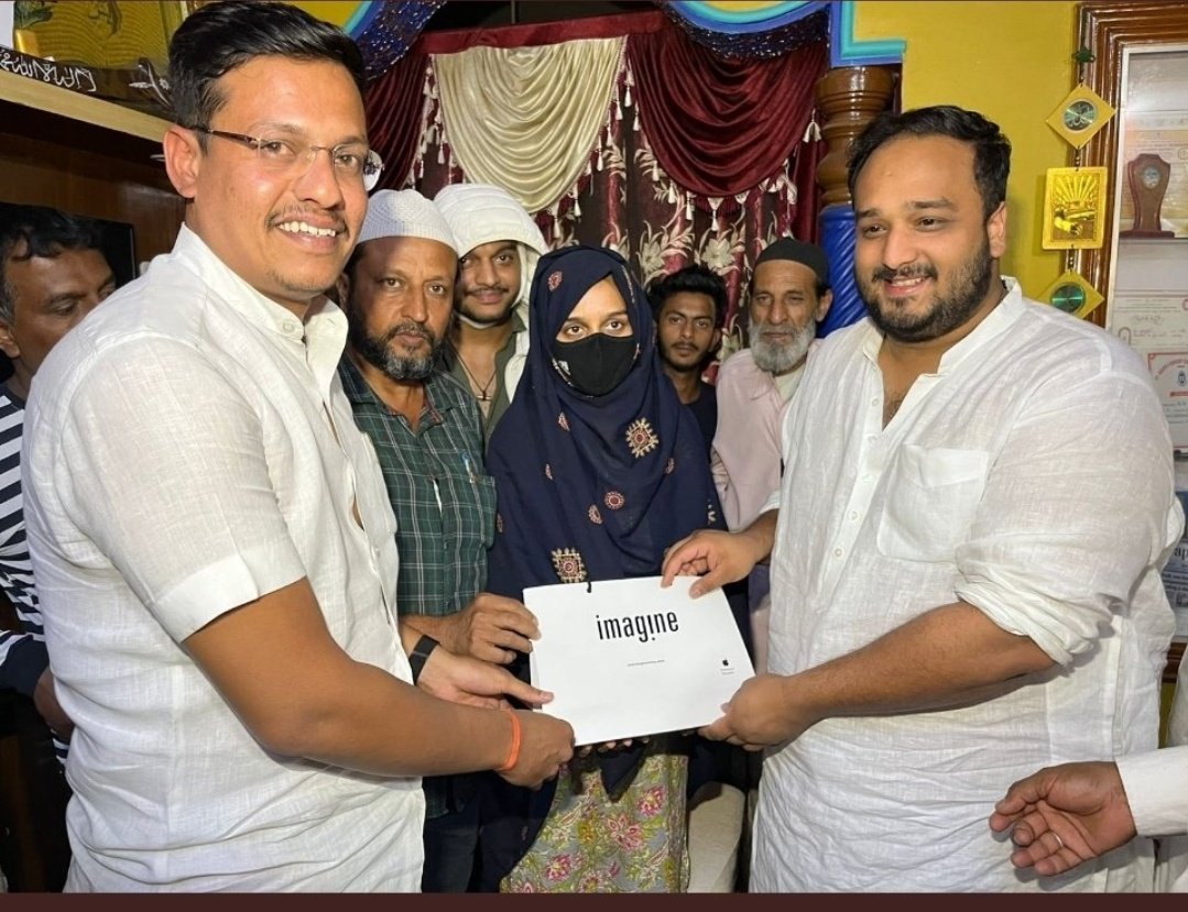 Karnataka Congress leader Zeshan siddique gifts iphon to #HijabControversy  Girl, This should be considered by ASG of karnataka government while proceeding the case . This is literally adding fuel to the fire causing communal issue https://t.co/pJ4k2j1y3H