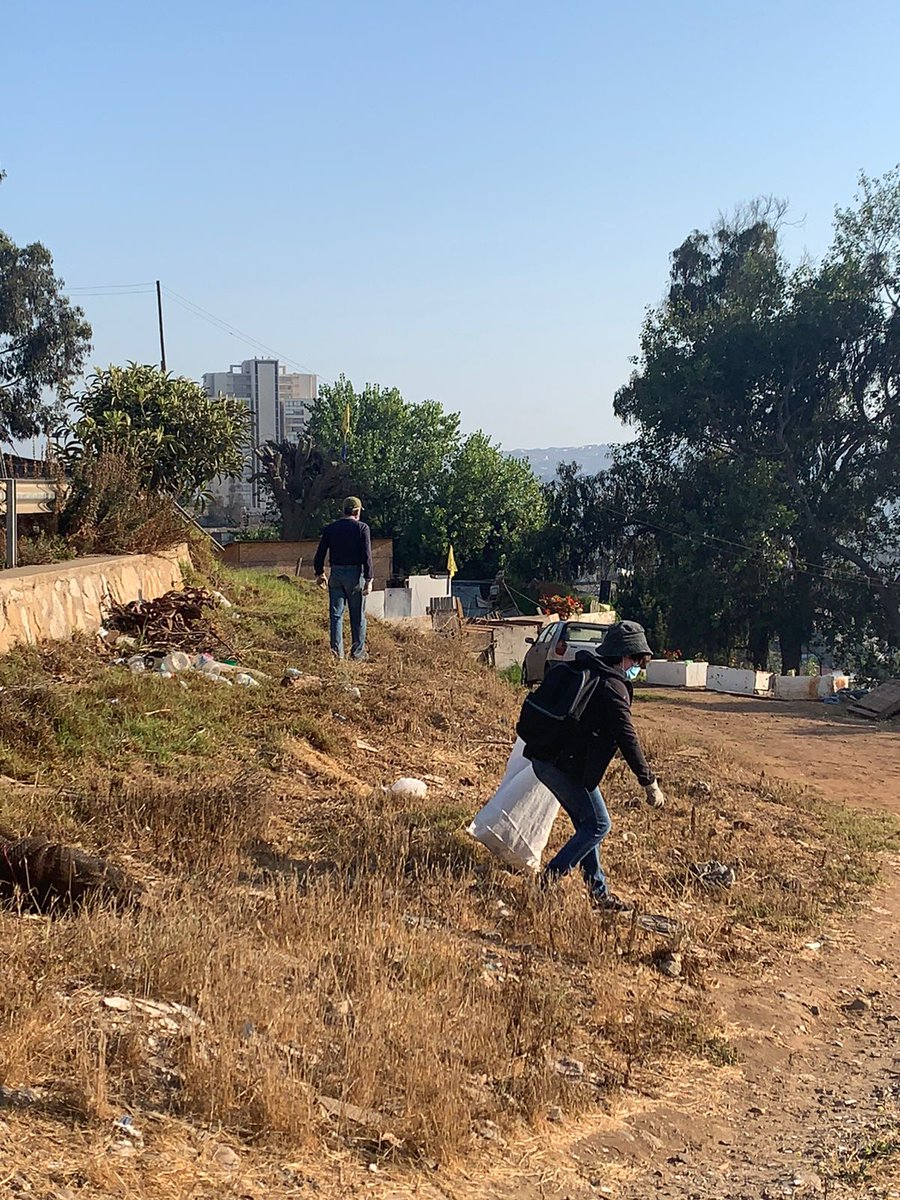 🧹🧼♻️Desde muy temprano nuestros equipos municipales se encuentran trabajando junto a vecin@s de la subida Esperanza y Los Tres Esfuerzos en la manutención y limpieza de sus espacios públicos.
Un gran trabajo colaborativo para mantener la limpieza en nuestros barrios🌳💪