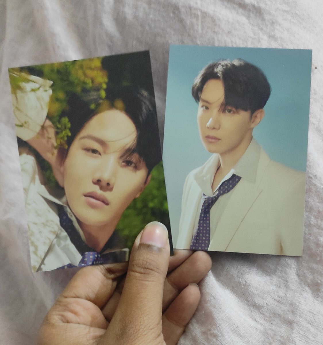 loveforhoseokie's tweet image. Look what came fellas! My @HYBEOFFICIALtwt Hobi pc set 😭 

#hobipc #photocards #hobi #jhope #HOBIUARY @BTS_twt