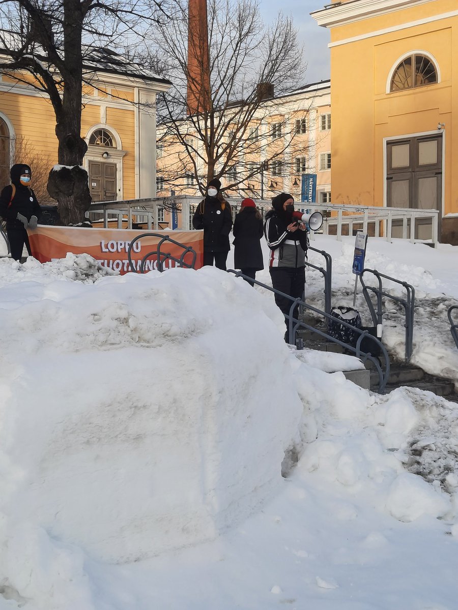 #Palavatulevaisuus-miekkari on alkanut ja upea @Ellen_Ojala äänessä puhumassa täyttä asiaa! "Tavoitteet ei tätä ratkaise vaan teot!"