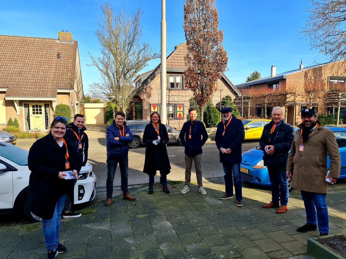 EVEN BUURTEN IN DE KORTENDIJK! 💬

Vandaag ben ik samen met deze toppers weer op pad gegaan om te luisteren naar de inwoners in "mijn eigen wijk" de Kortendijk🧡
Met een heerlijk zonnetje en de leuke gesprekken was het absoluut geen straf!  Erg waardevolle input, bedankt allen!✅