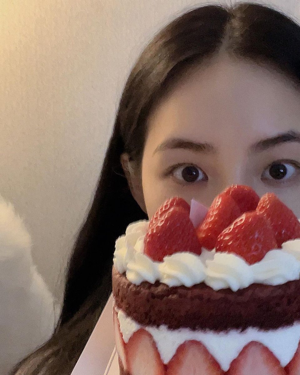 hongsuzu's tweet photo. Happy birthday to me! 🍰🎂 https://t.co/akLvqlG8x7
