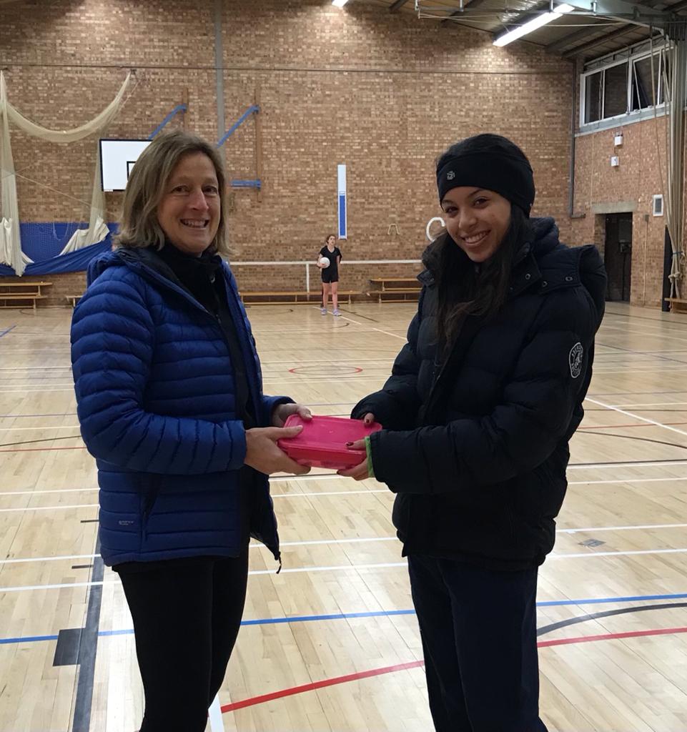 WindsorNetball's tweet image. Congratulations to Tara Francis who was a very worthy winner of our first “Volunteer of the Term Award” last term. Tara volunteers each week for our u15s to provide coaching and matchday support. #volunteersmakethegame #berkshirenetball