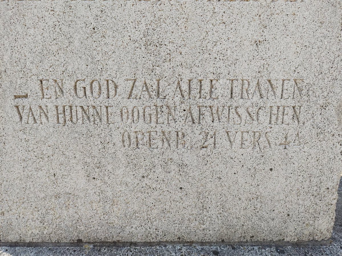 Deze weduwe treurt nog altijd... In mijn geboortedorp even langs het altijd indrukwekkende monument ('Treurende vrouw', Mari Andriessen, 1949) dat herinnert aan een zwarte bladzijde uit de dorpsgeschiedenis. Let op de blik, zakdoek en tekst <a href="/Oktober44Putten/">Stichting Oktober 44</a> #Putten