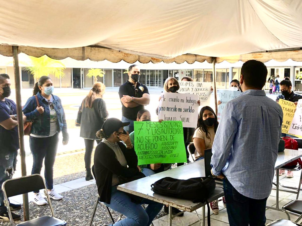 MtroAdrianSNTE's tweet photo. Es irónico qué hay quienes abandonan POR AÑOS a los trabajadores y las “diversas problemáticas” y al final se ponen de acuerdo con los que las originan para “resolver”… ojalá mis compañeros NO CAIGAN en estafas. ⚠️ #SNTEfuerte no simula y Sí está del lado correcto 💪🏼🤝 #SNTE16 https://t.co/mENrW8uafC