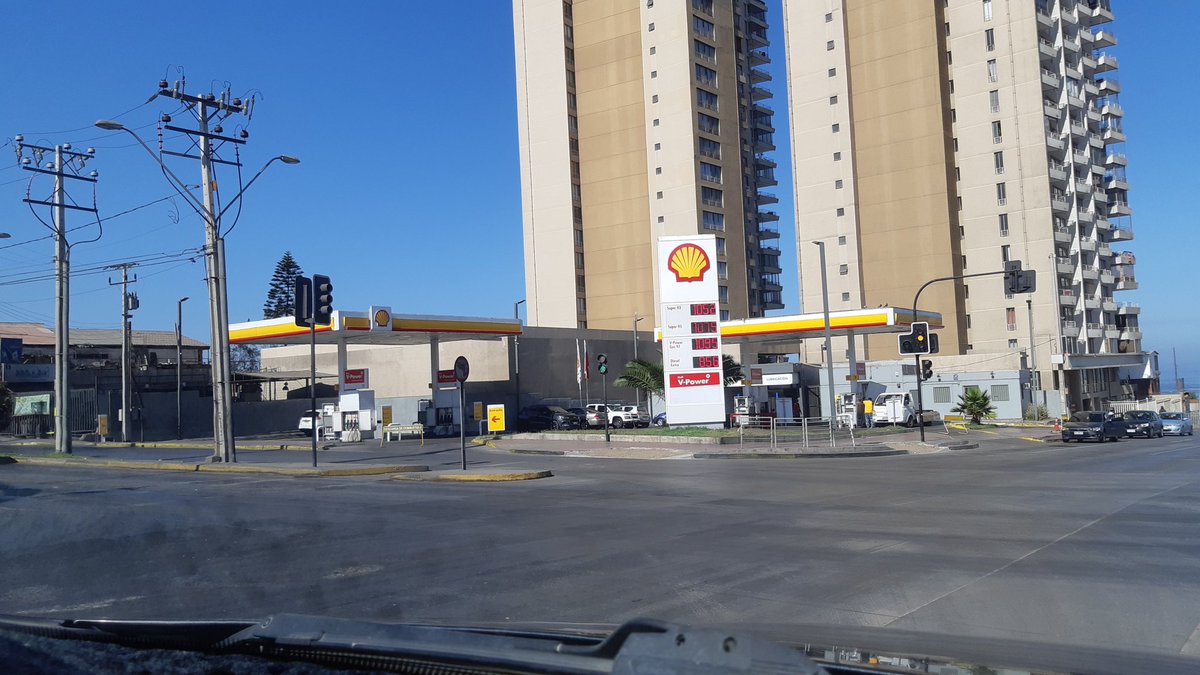 Alisan21's tweet photo. #Alerta En Antofagasta la estación de servicio Shell ubicada en Salvador Allende con Rendic está cerrada por "Recarga de Combustible" mientras que en la Copec de Rendic con Montevideo solo hay Diésel... nada de bencina en ese sector!
#Antofagasta
#ParoNacional 
#ParoDeCamioneros https://t.co/g3EYGanvlt