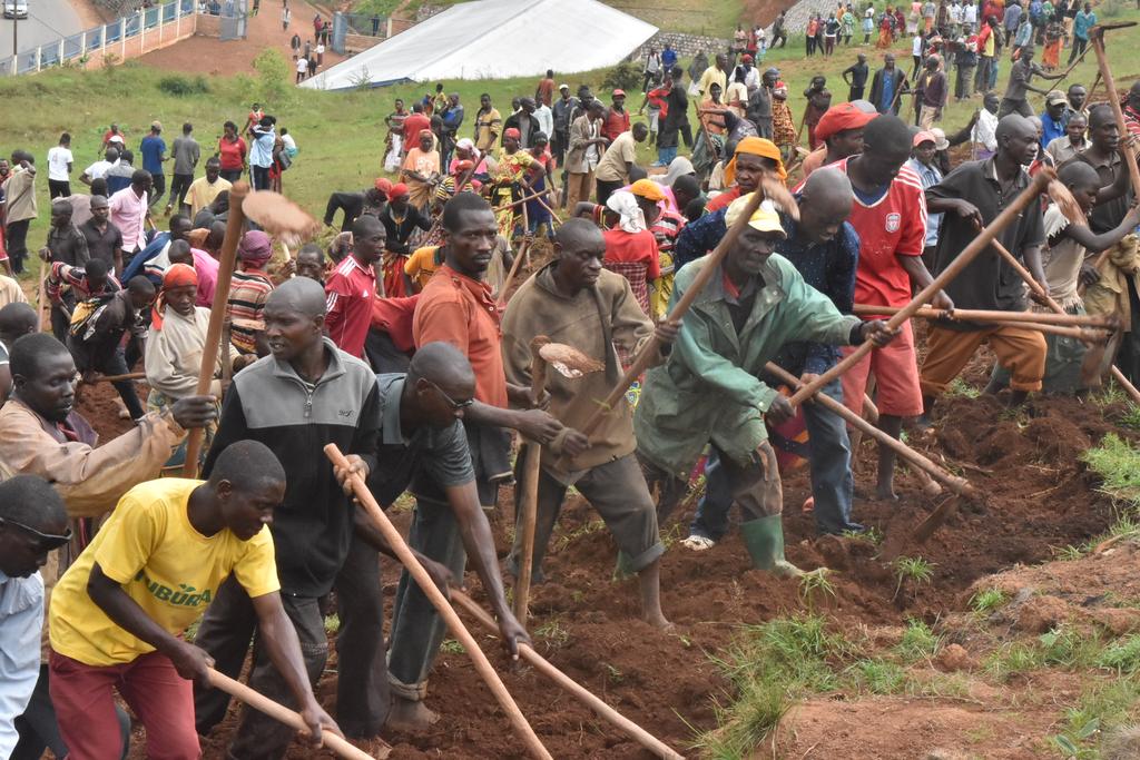 OmbudsmanBI's tweet photo. #Burundi : L'Ombudsman @HonEdouard s'est joint ce matin du 12 février 2022, à la population de la colline #Ruganza,commune #Matongo en @KayanzaProvince lors des travaux de lancement officiel des travaux de construction de l'Institut Supérieur Polytechnique de #Kayanza https://t.co/OcQfMzfv94