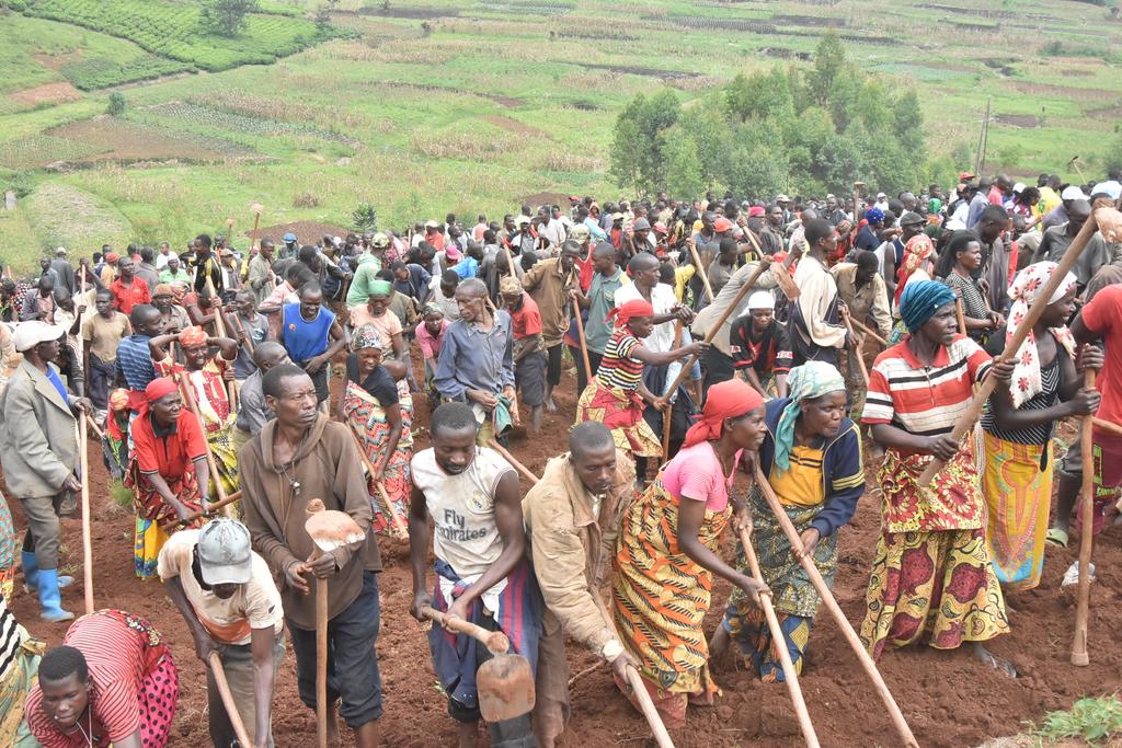 OmbudsmanBI's tweet photo. #Burundi : L'Ombudsman @HonEdouard s'est joint ce matin du 12 février 2022, à la population de la colline #Ruganza,commune #Matongo en @KayanzaProvince lors des travaux de lancement officiel des travaux de construction de l'Institut Supérieur Polytechnique de #Kayanza https://t.co/OcQfMzfv94
