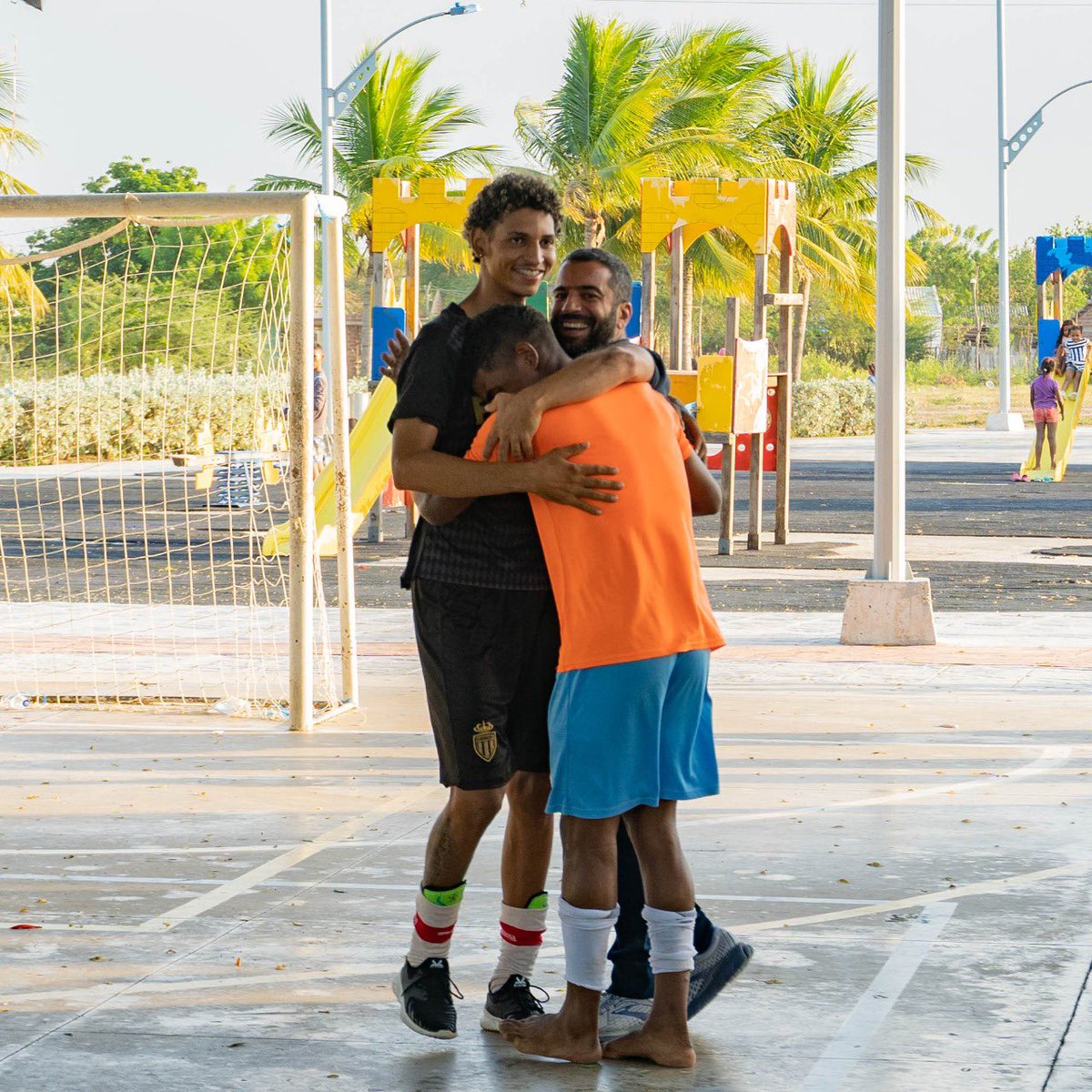 Estuvimos con jóvenes de Campo de la Cruz compartiendo un partido de fútbol y escuchando sus proyectos de vida, para trabajar por ellos y así brindarles más oportunidades de estudio y trabajo. <a href="/GerselPerez/">Gersel Pérez</a> #cr3 #cr103 #tienelaclave #eslaformula