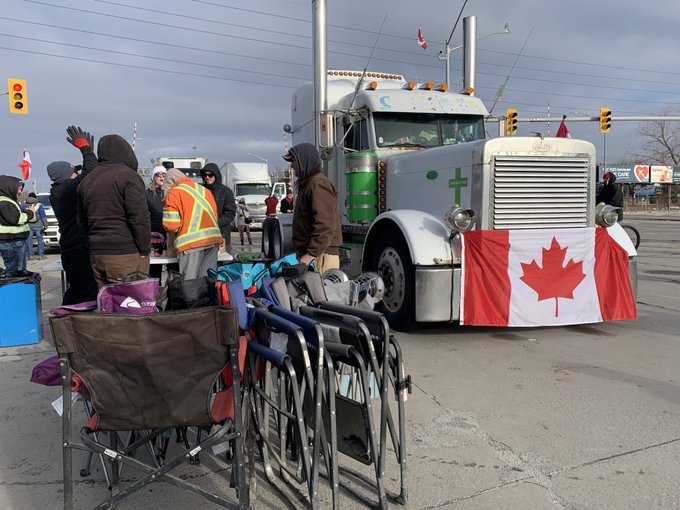 Police Evict Freedom Convoy Anti-Vax Mandate Demonstrators and supporters From key Bridge at US-Canada Border FLZy5LvXIAYnhkZ?format=jpg&name=small