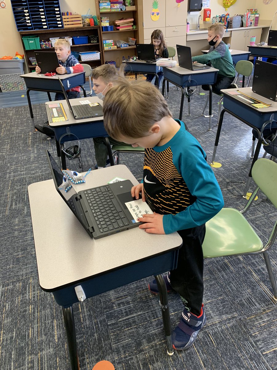 MrsSNewman1's tweet photo. Typing up sentences from our informative paragraphs about unique creatute fratures. https://t.co/PhXGKC9Kfj