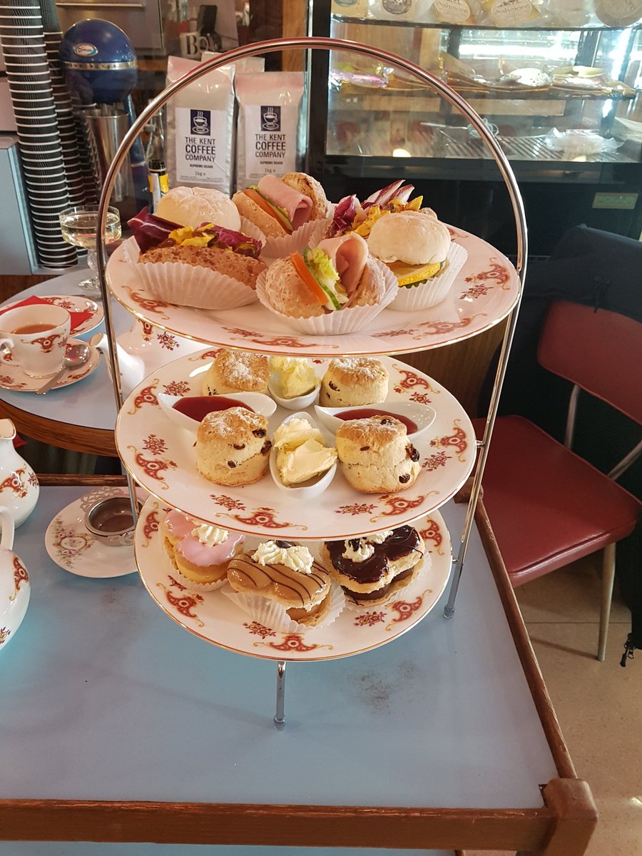 Absolutely brilliant #afternoontea for #ValentinesDay2022 at the fantastic @BatchelorsPat #Margate

All the sandwiches, cakes &amp; scones are made in house. The service is first class. Thank you 👏🏽👏🏽👏🏽👏🏽