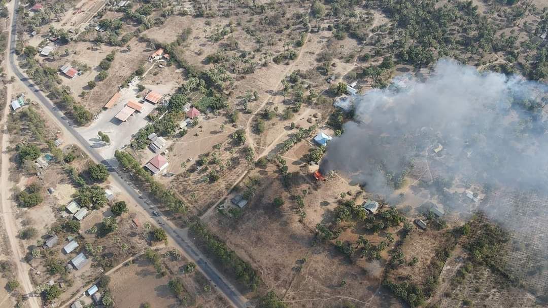 Warning // Fire 🟥  In Sagaing's Yinmabin Twp: #MyanmarMilitaryTerrorists raided Aungmoedawbyin and Myapinsi Vlgs on Feb 11 morning. All locals were forced to flee.  #2022Feb12Coup #WarCrimesOfJunta #WhatsHappeningInMyanmar