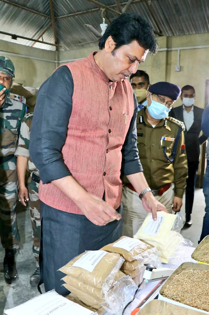 BjpBiplab's tweet photo. "ভোকাল ফর লোকাল" ও আত্ম-নির্ভরতার  ভাবনায়, পেশাগত কর্তব্য পালনের পাশাপাশি টিএসআর জওয়ানগন নিজেদের অত্যাবশ্যকীয় পণ্য-সামগ্রী পারদর্শীতার সাথে নিজেরাই প্রস্তুতে অভিজ্ঞ l https://t.co/tc0rqRLR6Y