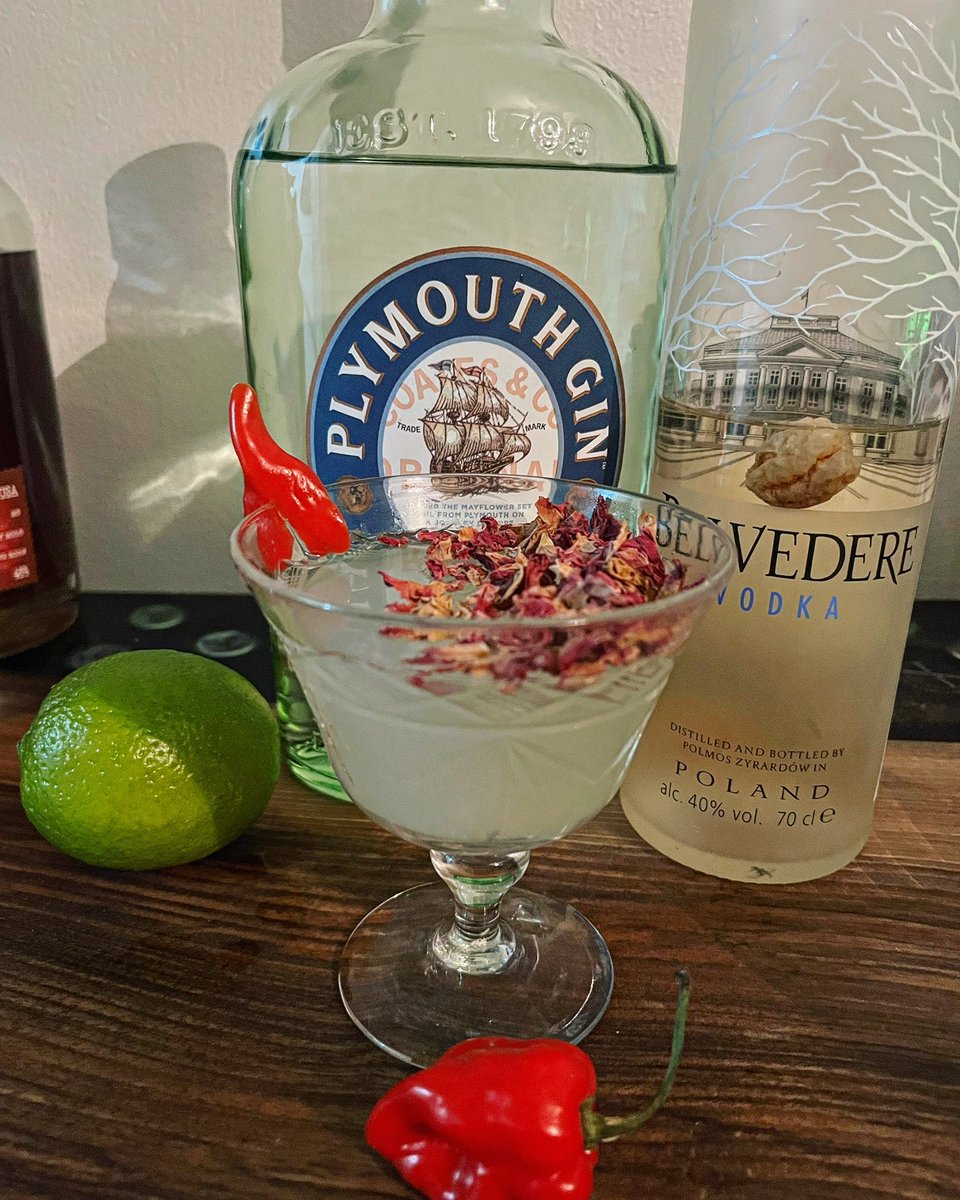 highginx1's tweet image. Marrying @BenThapa82’s love of hot food with love of fragrant rose: lime gimlet with #plymouthgin (great tour today folks!) injected with reaper-infused vodka @belvederevodka and rose petals c/o @tajthesupermarket - floral, pungent, sharp, sweet and spicy. ✔️✔️✔️✔️✔️