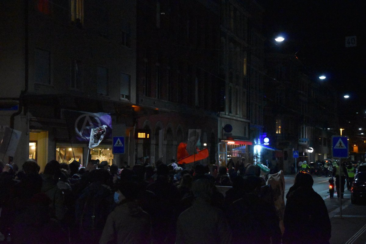 Bilder von der heutigen 2 Jahre Hanau Demo in #Basel. Rund 400 Menschen haben den 9 Ermordeten gedenkt und ihre Wut und Trauer auf die Strasse gebracht. Dieser rassistische Anschlag darf nie in Vergessenheit geraten. #hanauistüberall #saytheirnames