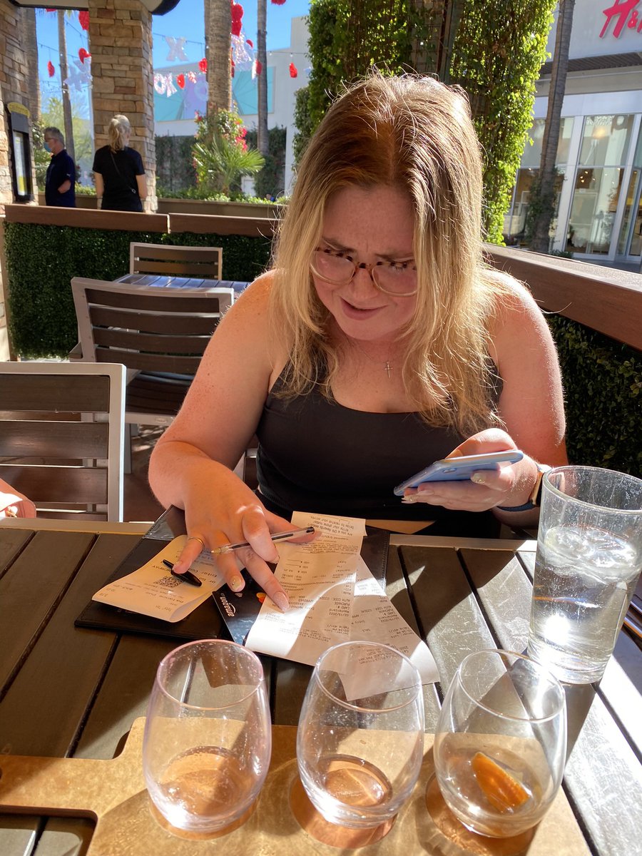 _racheltweets's tweet photo. Is there anything more overwhelming than the number of pieces of paper that come back with your card at restaurants in the states??

America, it doesn’t have to be like this https://t.co/gWQSSNxyVG