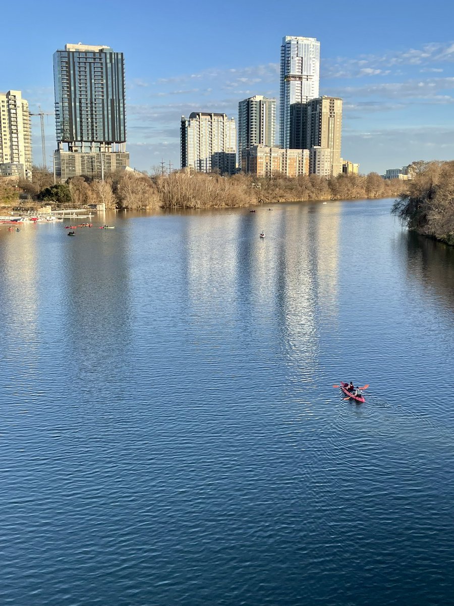 kapmani's tweet photo. Beautiful day in Austin - 65°F.  #Austin #CongressAve #weekend https://t.co/vj1yzUHhAB