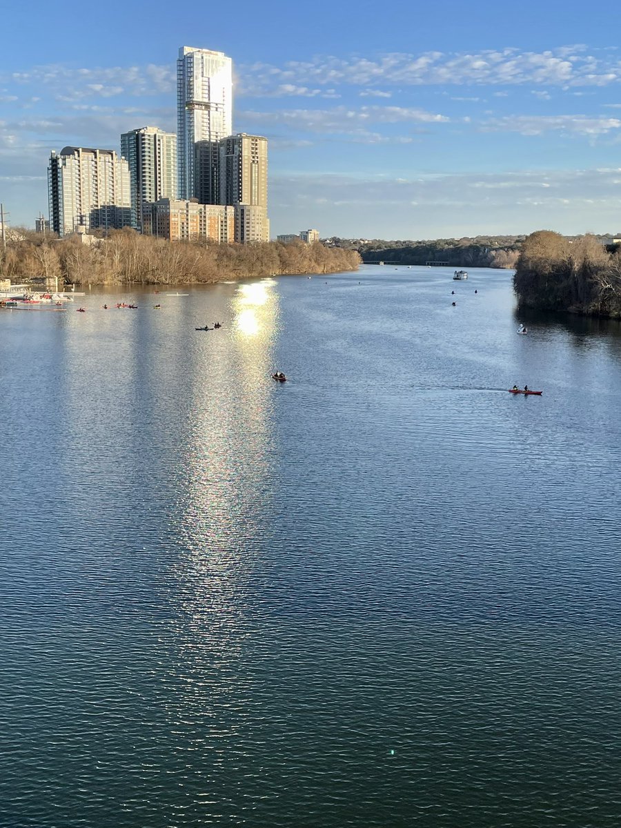 kapmani's tweet photo. Beautiful day in Austin - 65°F.  #Austin #CongressAve #weekend https://t.co/vj1yzUHhAB