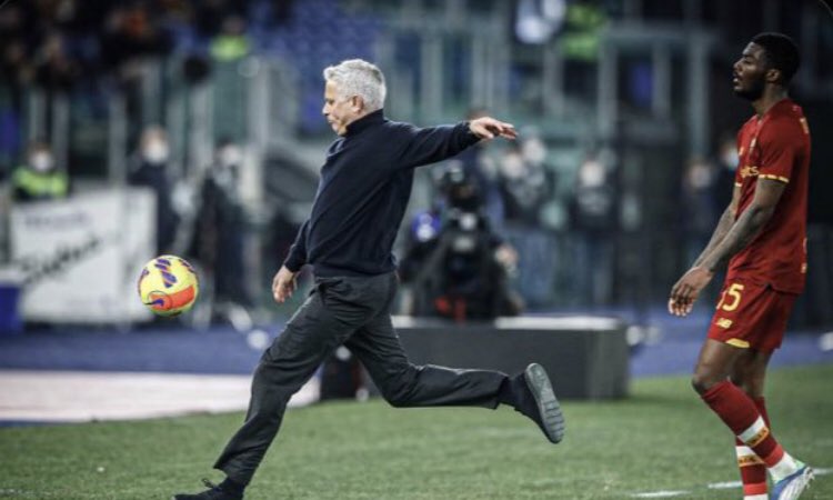 StokeyyG2's tweet photo. Year 11’s when the Year 7’s ball rolls towards them https://t.co/xvwvIrgX4F