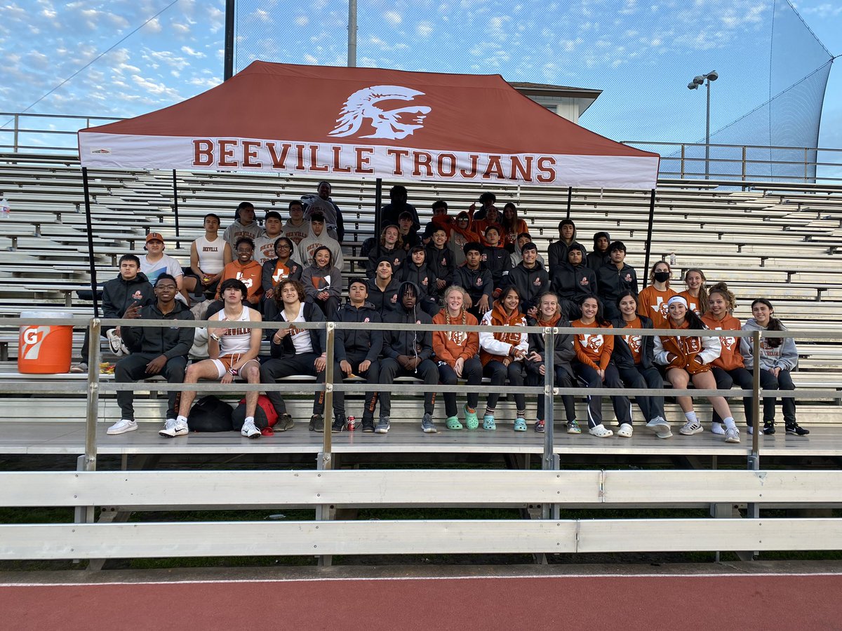 EricSoza8's tweet photo. Thank you to the Beeville Meet and Greet organization for purchasing us two of these tents for the Track and Cross Country programs! We received many compliments! @bisd_athletics https://t.co/bhENRsu7wZ