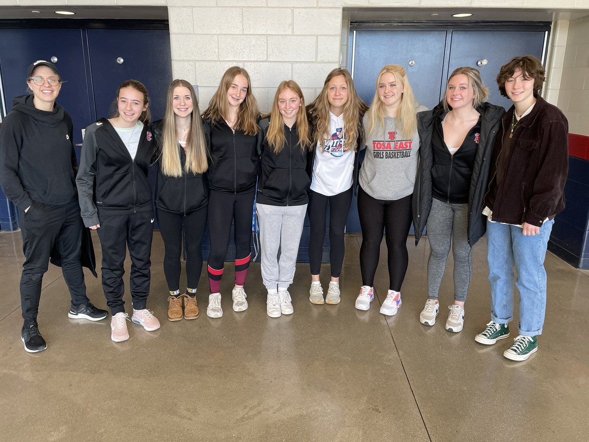 Thank you @RaiderGirlsBB for volunteering today at the Big Cheese! We are grateful! #volunteer #varsity #tosaeast #thankful