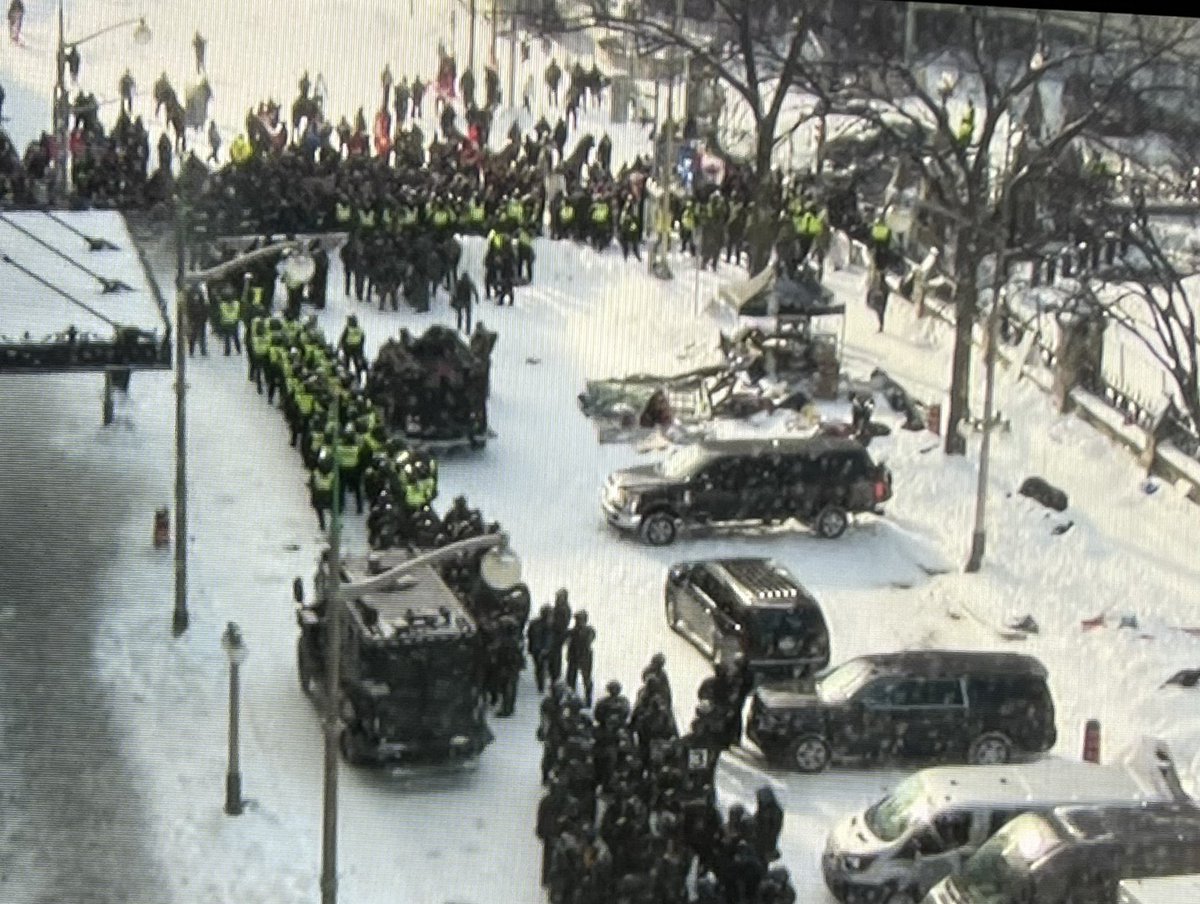 pascalrobidas's tweet photo. La police se prépare à intervenir vers le groupe le plus imposant de manifestants près de la Colline parlementaire #Ottaws https://t.co/NFAdwOsqs8