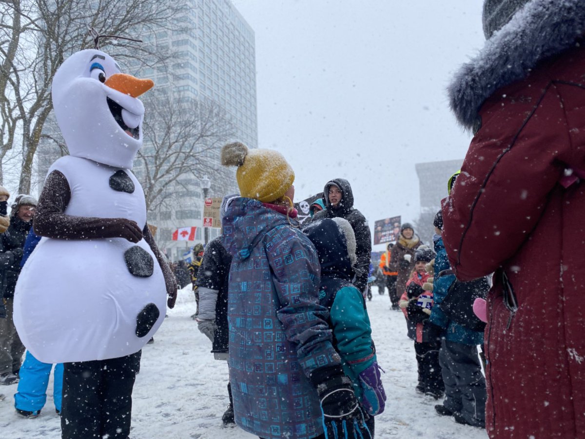 hassinhadi's tweet photo. Plusieurs mascottes à la #manifestation à Québec, pour le plus grand bonheur des enfants. #rcqc https://t.co/h2ZZVqdSRU